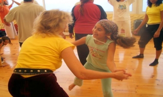 Petra Klein tanzt mit Kindern