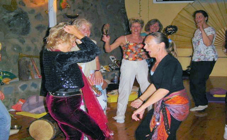 Petra Klein tanzt mit der Gruppe